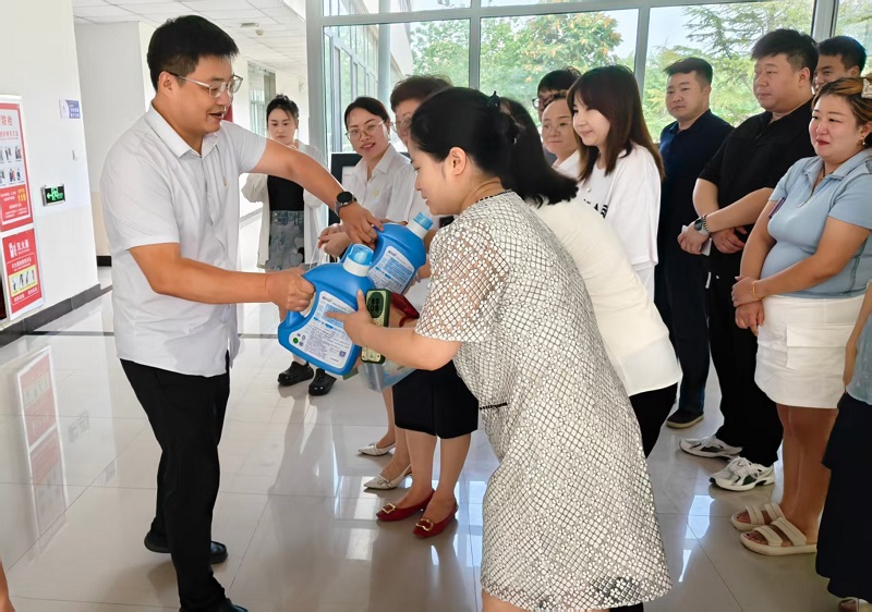炎炎夏日送清涼 濃濃關(guān)懷暖人心 ——郭正亮到物貿(mào)公司開(kāi)展“送清涼”慰問(wèn)活動(dòng)