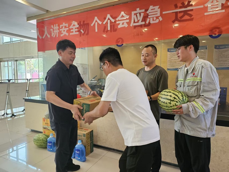物貿(mào)公司：工會(huì)夏日送清涼 心系一線勞動(dòng)者