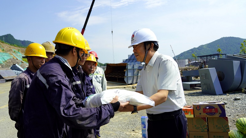 富平公司到項目建設現場開展“夏送清涼”慰問活動