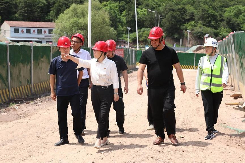 陜西建材科技公司黨委副書(shū)記、工會(huì )主席姜曉芹一行到黃陵新材公司調研指導工作