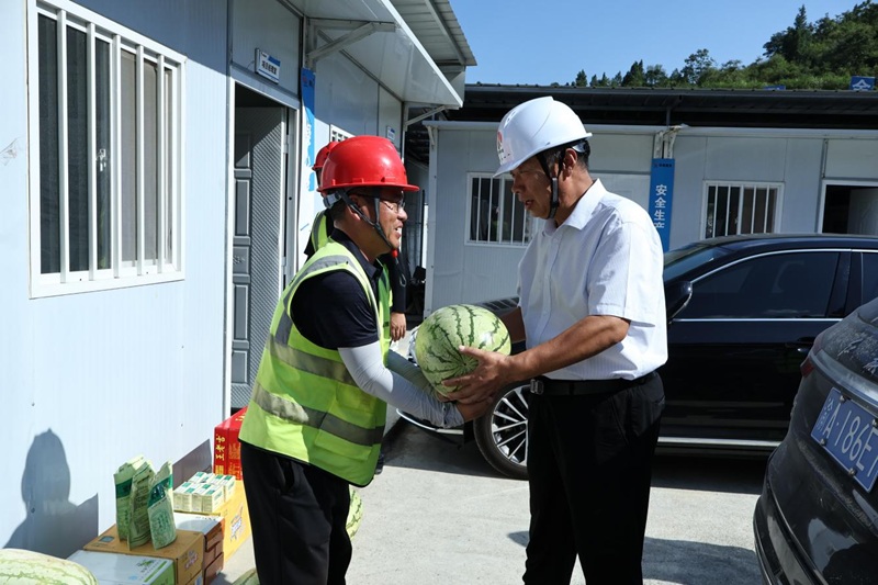 戰高溫保安全 送清涼暖人心 ——陜渝建材公司開展“夏送清涼”慰問活動