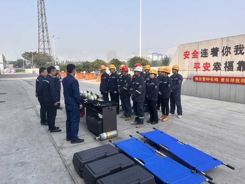 龍門綠碳公司、韓城昇隆公司聯(lián)合開展正壓式空氣呼吸器使用培訓(xùn)及實(shí)操演練